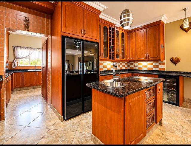 5 BEDROOM FREEHOLD FOR SALE IN MIDSTREAM ESTATE